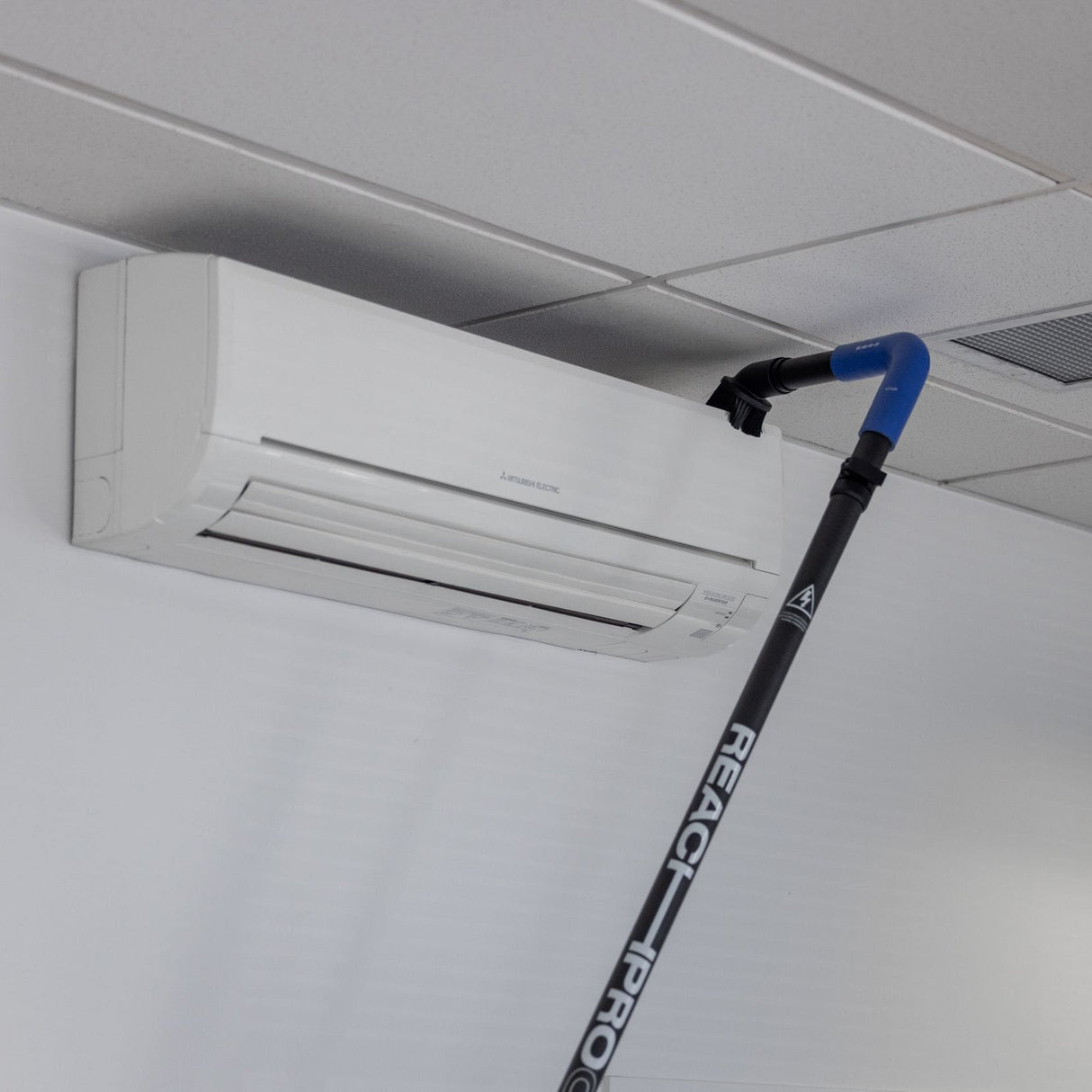 REACHPRO CARBON 6M KIT @ HEIGHT VACUUM SYSTEM in action 