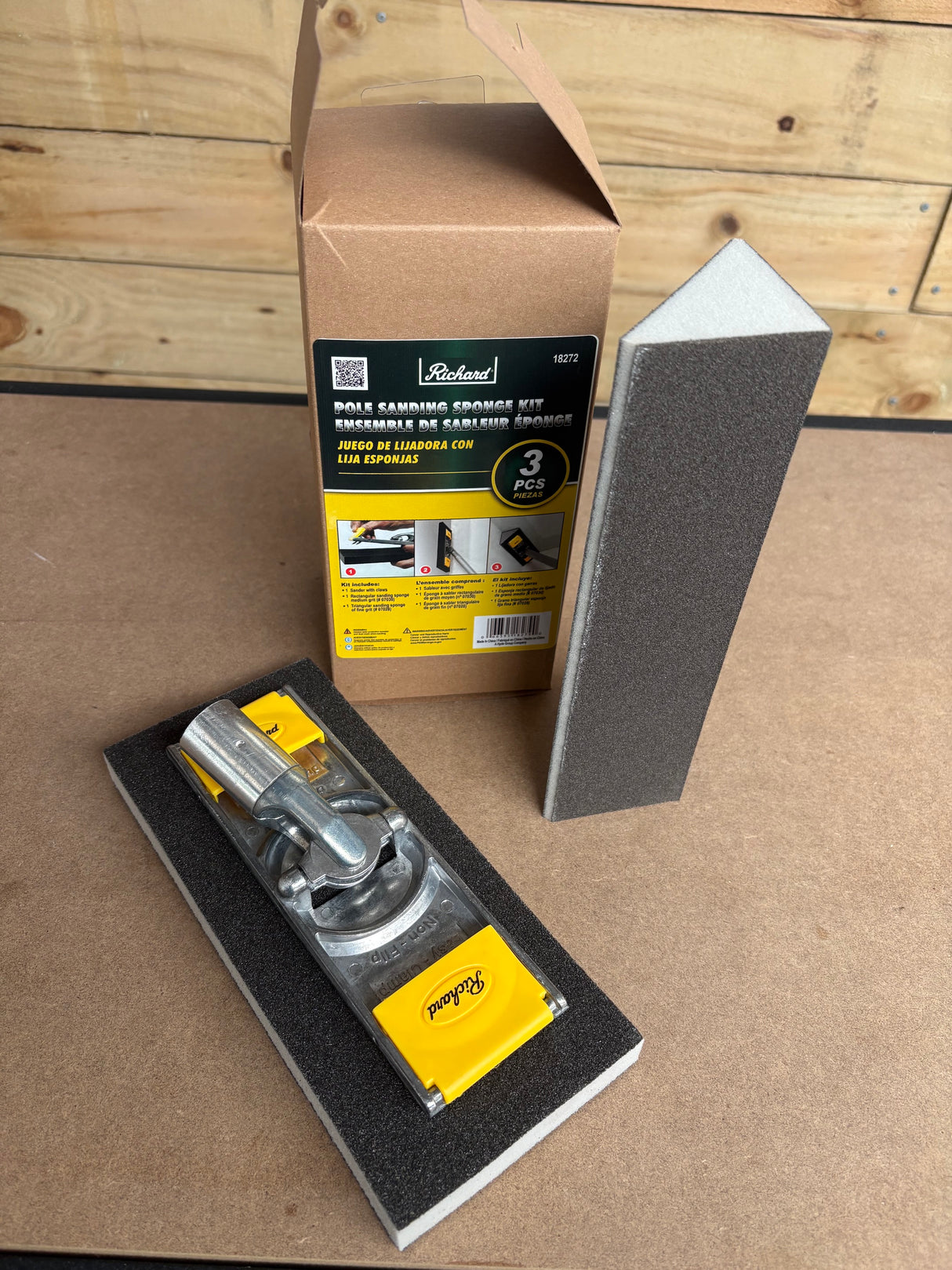 Richard Corner Pole Sander With Triangular Sponge Abrasive